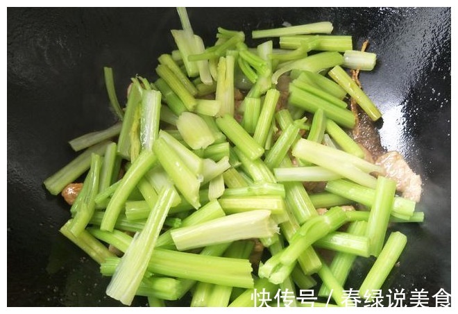 炒芹菜时,到底需不需要焯水很多人做错了,难怪芹菜难吃还塞牙