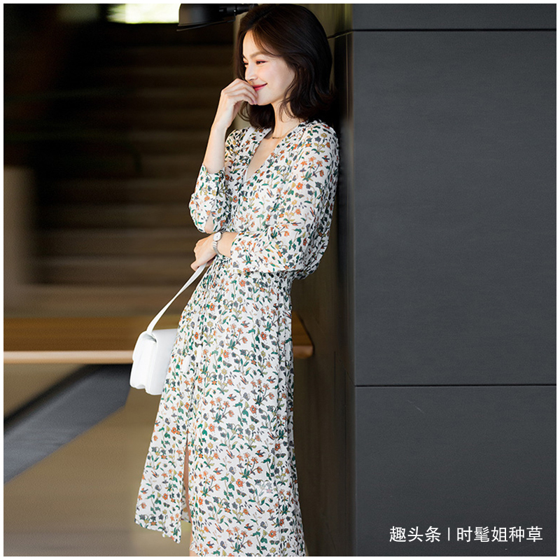 小碎花 穿碎花裙不要跟风，注意3个小细节，能显得更有活力，多一些洋气