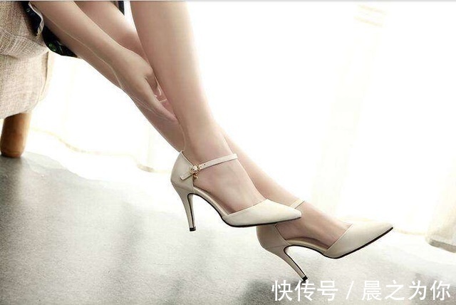 美丽 尖头高跟鞋秀出美丽女人优雅气场,这样的打扮男同事见了都说美