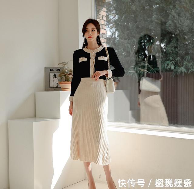 竖纹棉绒|针织小开衫搭配竖纹棉绒中长裙，彰显孙允珠高贵优雅
