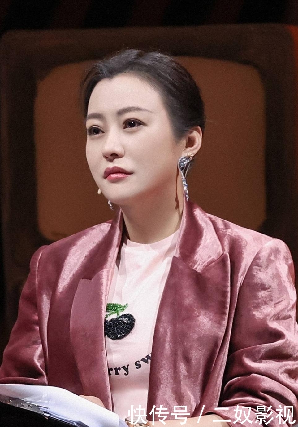 这位老牌演员在节目中感慨市场被流量占据,女演员为何到了中年就无戏可拍?