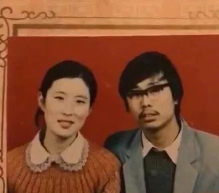 父母|“爸,我妈是被你绑架来的吗”看网友晒爸妈“结婚照”,笑抽了