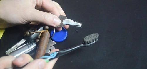 早点|在钥匙上涂点牙膏真厉害, 10个家庭9个都需要, 早点知道就好了