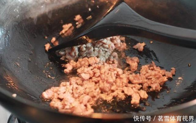 难怪|炒茄子先放油这一步很多人都错了,难怪茄子发黑油腻口感差