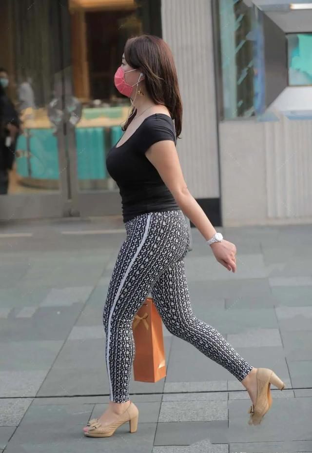 时髦|40岁女士请远离短裤,“托腹裤”时髦又显瘦,穿出你的曼妙身姿