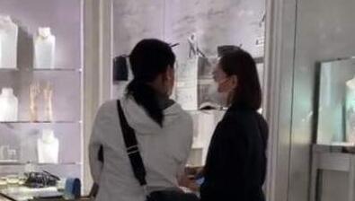 那英带女儿在伦敦买奢侈品,被指嗓门大态度凶,女儿家教严格乖巧