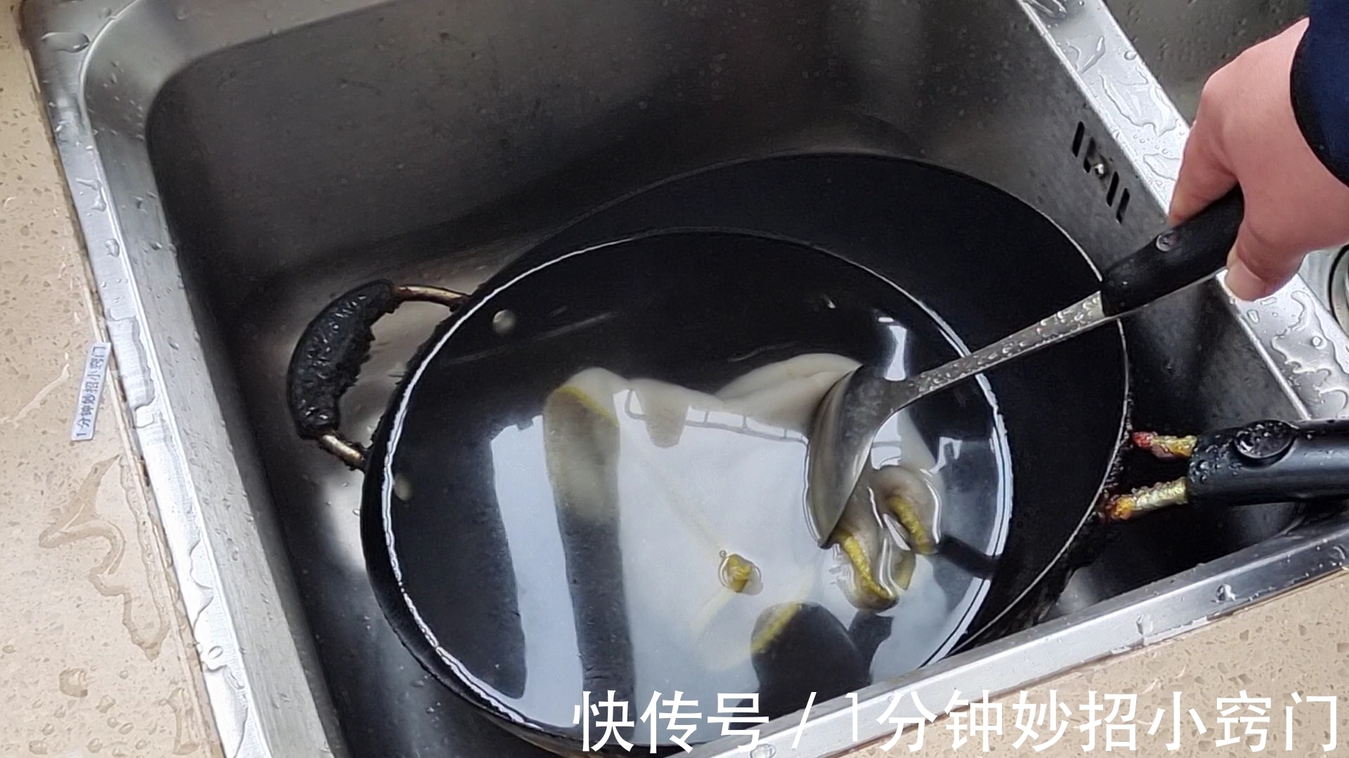 刚炒完菜的锅，不要立马用水冲洗，多亏大厨提醒，真的涨知识