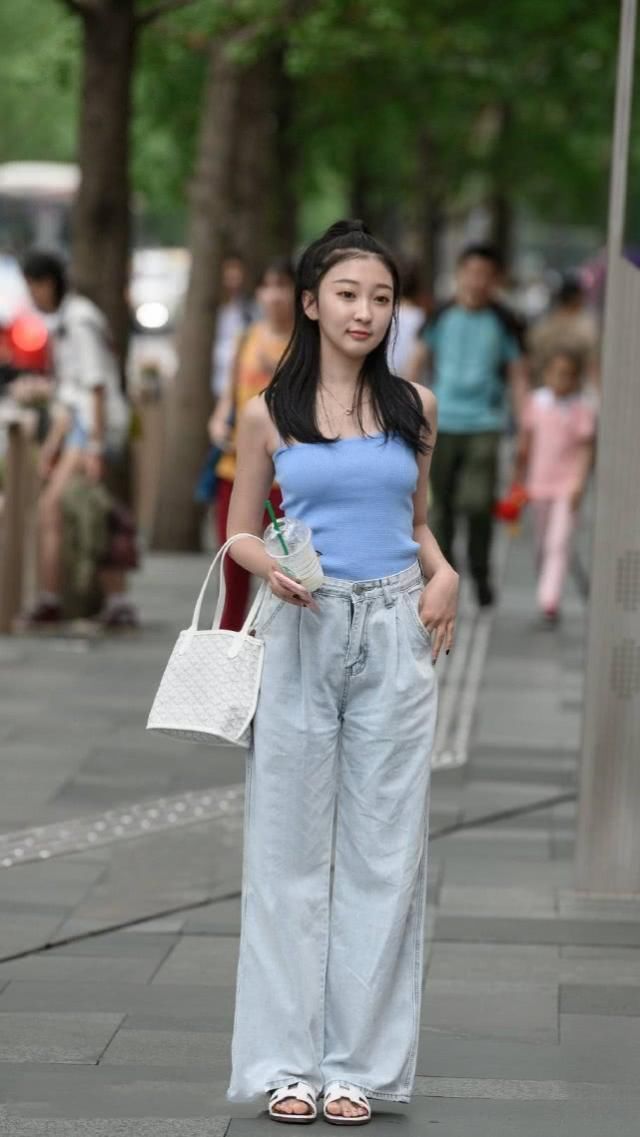 优雅又大方的阔腿裤很显气场，简洁时髦又落落大方的感觉