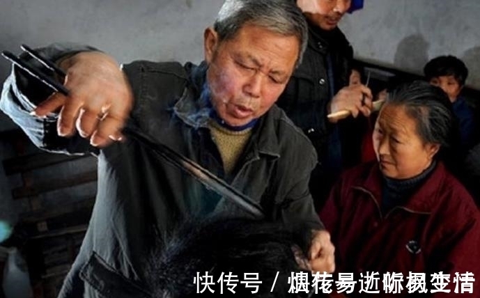 李师傅|男子用一把火钳给客人理发,头发都被烤糊了,排队的人却很多!