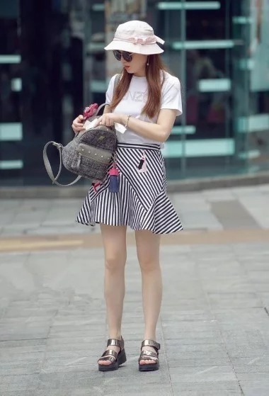 街拍|美女身材高挑,一头长发披在肩上,甜美的笑容充满魅力