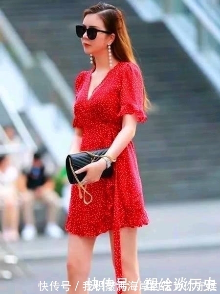 美女|街拍，红色连衣裙的时尚美女，很好的展现优雅的气质与搭配
