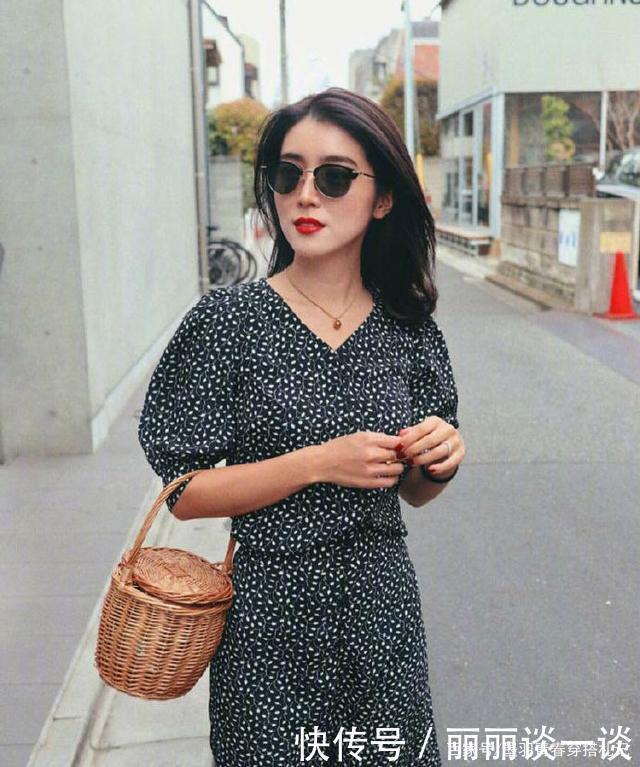 日本火了一位港风博主，基础款只要抹上红唇就时髦，大方又气质