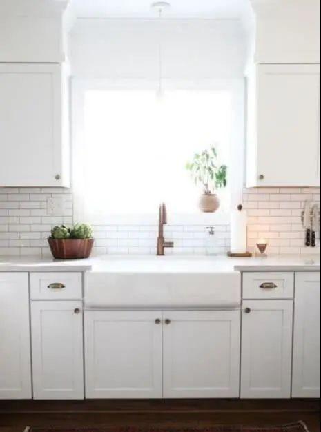 装修|厨房装修可别忽略了!灶台与吊柜中间贴层瓷砖做后挡板,太实用