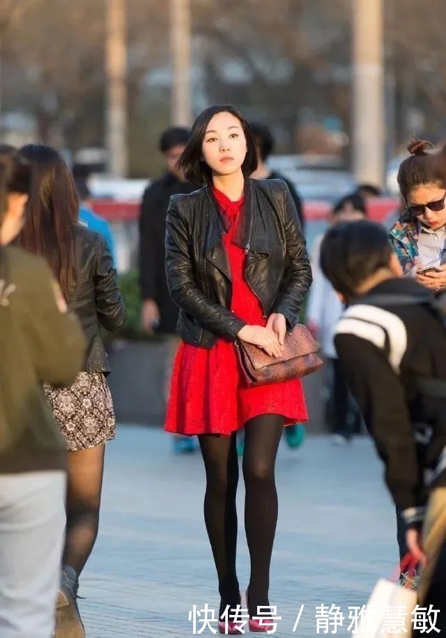 街拍|街拍：小姐姐留着一头气质的中长发，看上去十分的有质感