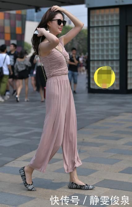 出门逛个街,把“裤子”修改成鞋子穿,美女为了时尚真是够拼的