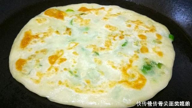 葱花饼这样做太香了，多加1种食材，外酥里软，凉了也不硬，解馋