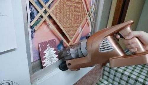 纱窗长时间不清洁一层灰,教你一招,不用拆卸麻烦,也能很干净