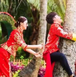 情侣|小情侣拍婚纱照,新郎被逼爬树,看到成片一切都值了