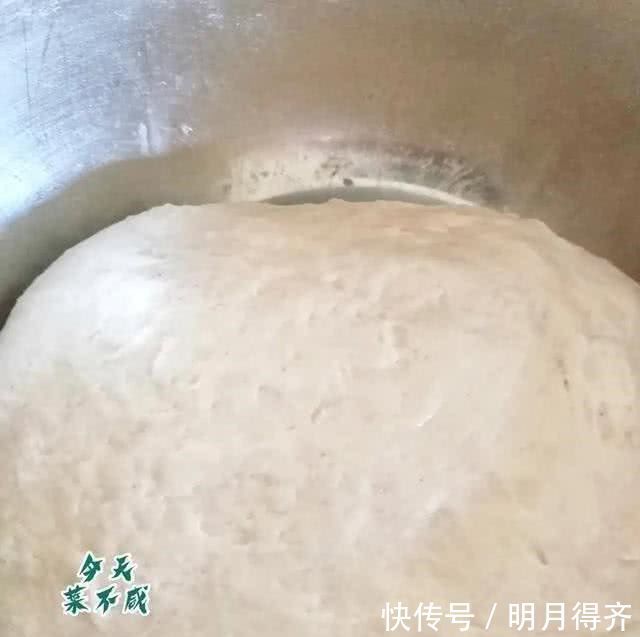 温水或凉水和面都不对,试试我烙饼的特殊方法,松软酥香,放一天都不会硬