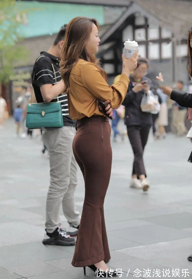 喇叭裤 白色上衣配牛仔裤,版型个性且独特,穿出一股时尚感