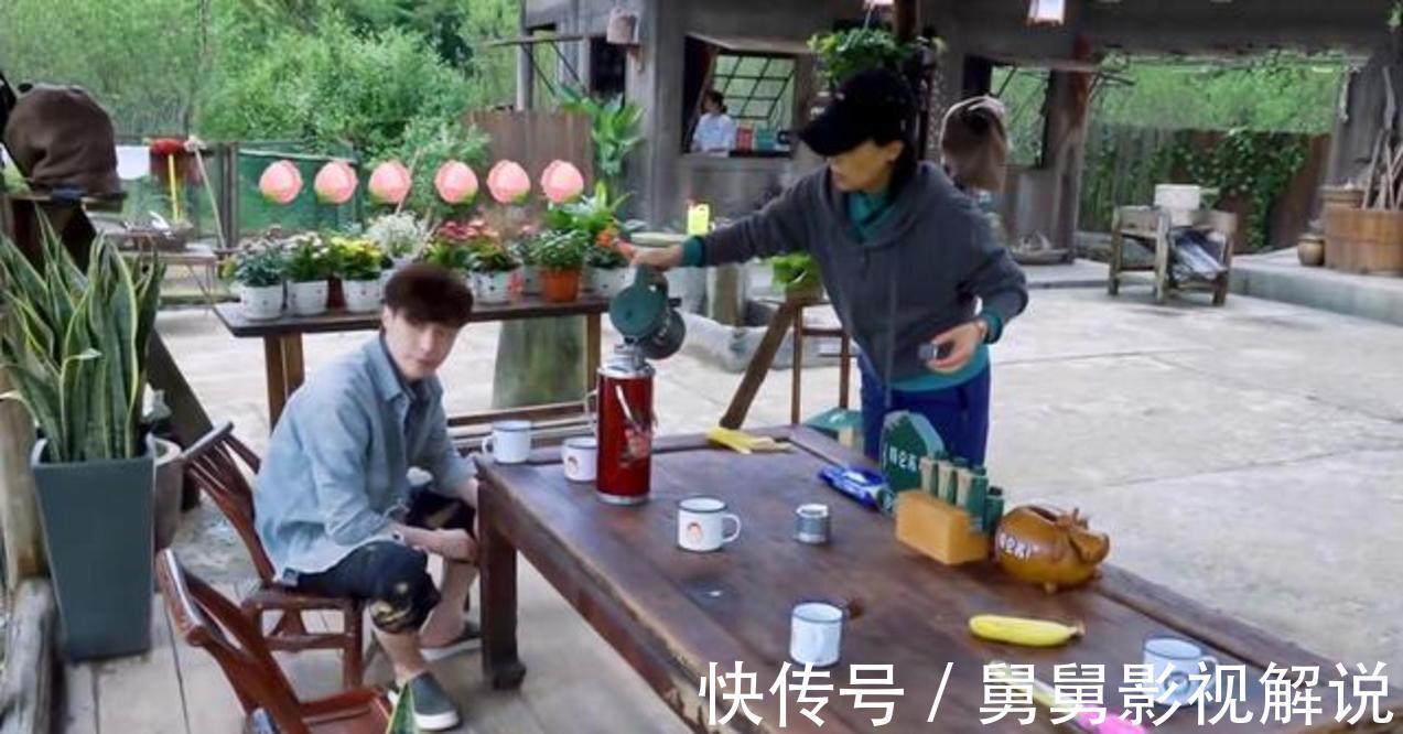 向往的生活5|《向往的生活5》何炅等人抓泥鰍,張藝興害怕,想出妙招應(yīng)對?