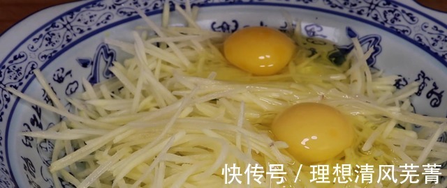 土豆不要再炒着吃了,教你做懒人土豆饼,鲜香酥脆,好吃过瘾!