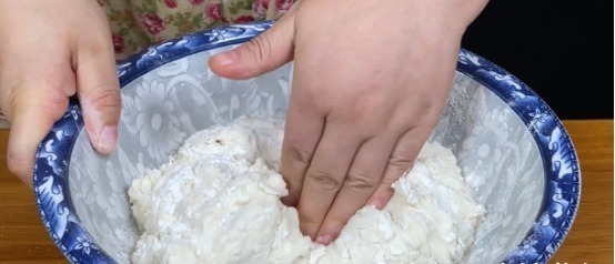 简单的葱油饼做法，当早餐吃很合适，柔软多层喷喷香