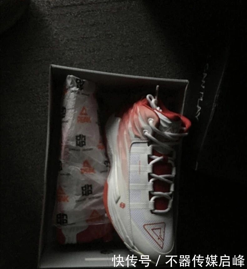 你敢相信!球星签名鞋第一代就有大底碳板!