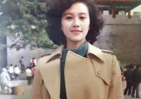 父母|“爸，你怎么看上我妈了？”儿子看到父母年轻的照片后，产生疑问