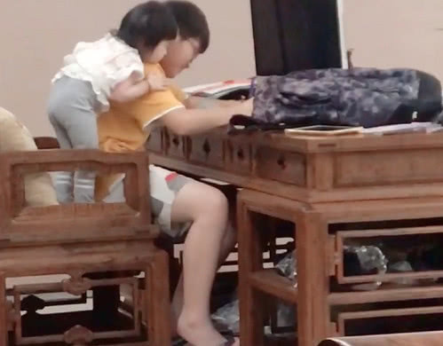 宝妈|小萝莉陪“小暖男哥哥”写作业,哥哥回头那一刻心都被融化了