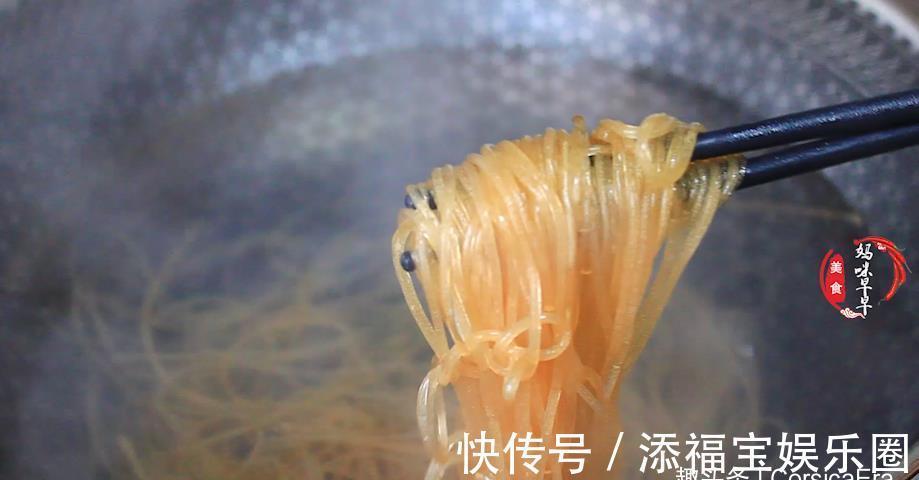 食用油|包菜炒粉条直接下锅是错的,教你小窍门,粉条不坨,入味又劲道