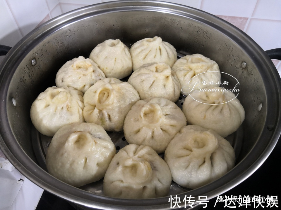 蒸包子,此调馅法30年我都没换过,老好吃了,比肉包子还抢手