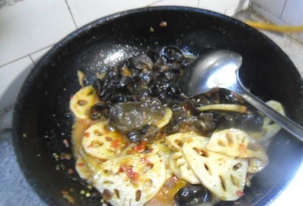 木耳加一物,金子都不換,常吃排出體內(nèi)毒素,大肚腩悄悄不見