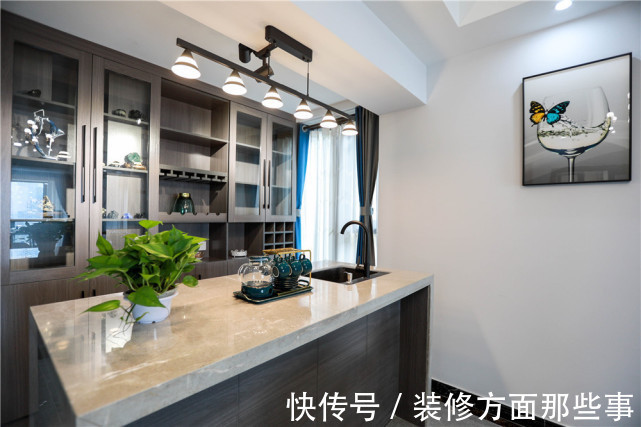 简洁|113平现代风三居室,在客厅黑灰中加入跳跃的亮色点缀