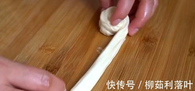 烙饼时别再用死面和发面了，这样做，放凉也不硬，松软可口还分层！
