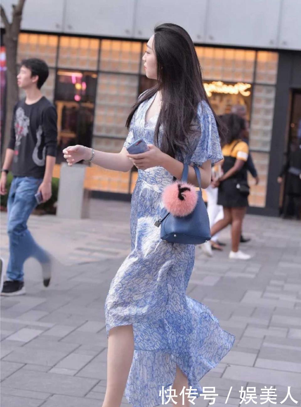 路人街拍,蕾丝设计的短袖搭配蓝裙子,简约唯美