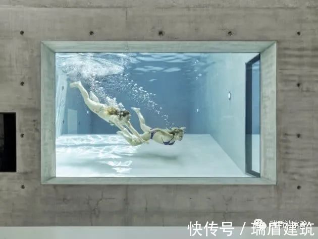 清水混凝土打造出的22°别墅