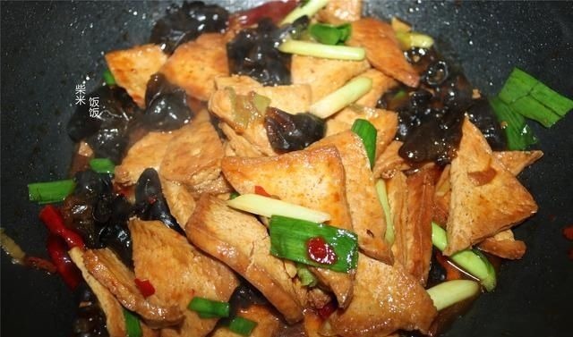 豆腐这样做太好吃了，我家每周做一次，软嫩入味，给肉都不换