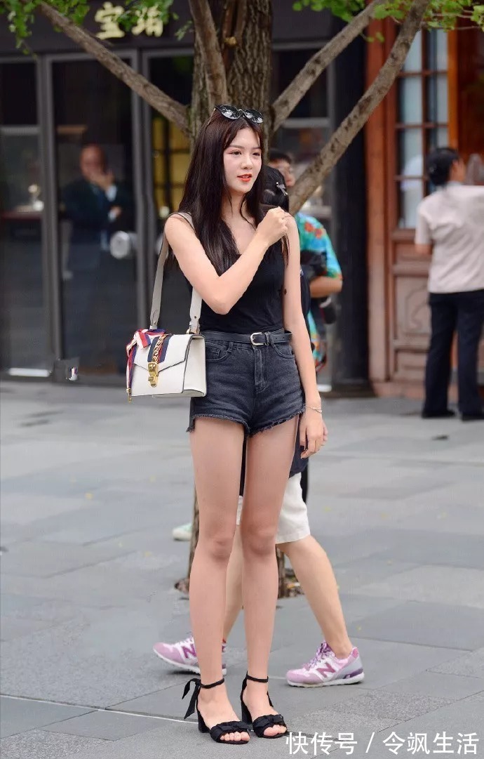 高跟鞋|街拍：高跟鞋搭配出街，让你成为时尚的焦点