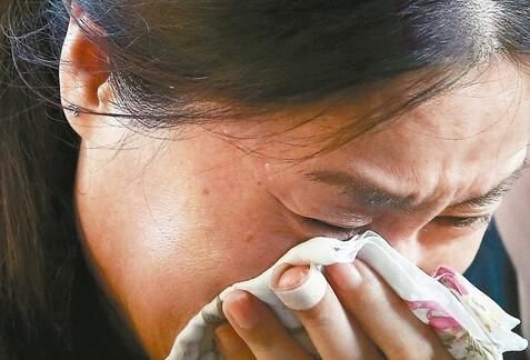 小宝宝|失聪宝宝戴上助听器的瞬间，表情五味杂陈，网友跟着一起哭了