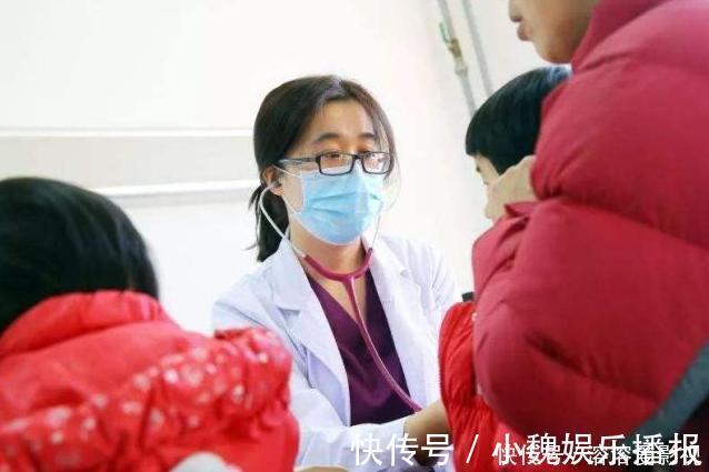 生石灰|3岁男孩吞下整包干燥剂,奶奶这一措施及时有效,被医生点赞