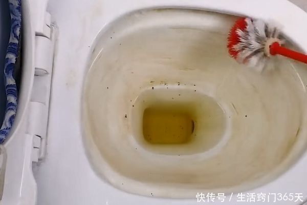洗马桶谁还用洁厕灵啊？聪明人都用它清洗，轻松去除黄渍无异味！