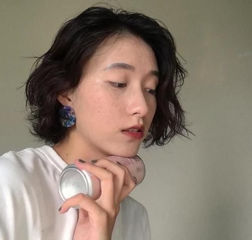 发丝|过了40岁的女人,别烫“大妈卷”,今年流行“波浪短发”,更减龄