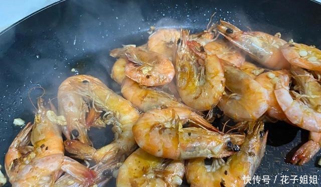 蒜香虾,只需2个技巧,就能做出比饭店还好吃的炒虾