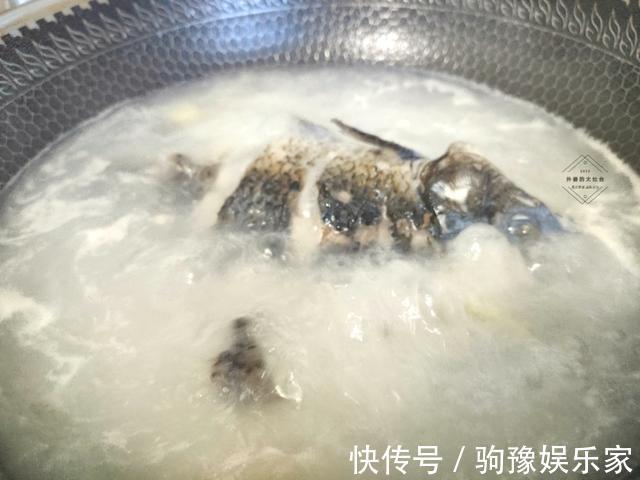 鱼身|鲫鱼汤怎么才能炖出牛奶白？原来下锅时间有讲究，做对了汤白味浓