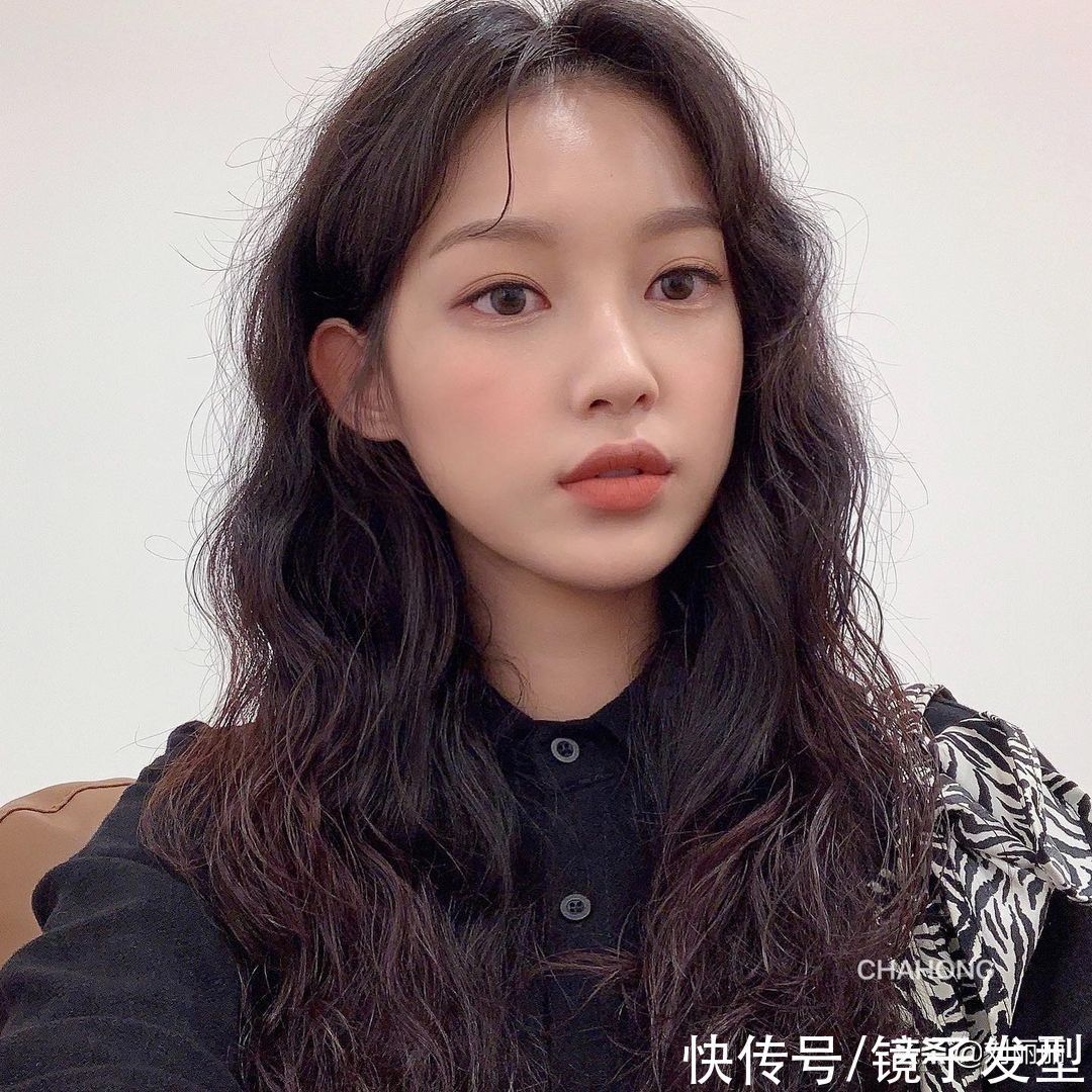 低层次 羊毛卷已过时,今年秋冬发型流行这样整,不夸张很时尚