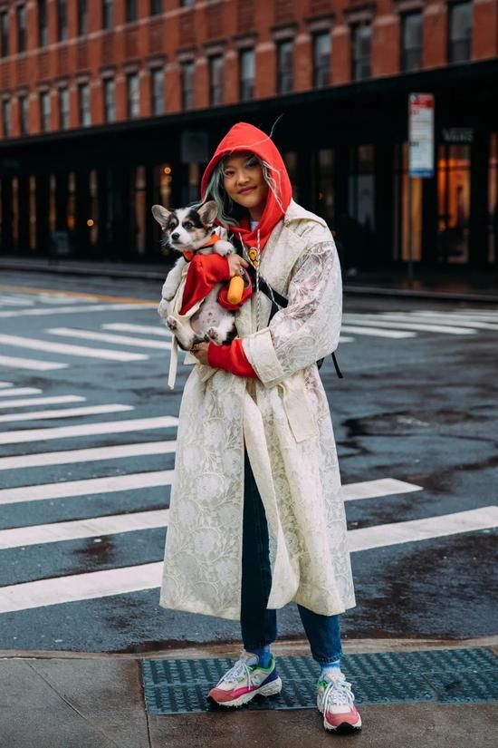 运动鞋才是冬日穿搭的标配 时髦精们都这在穿