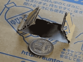 |搞笑动图:小家伙,躺着卖萌噶哈呢!