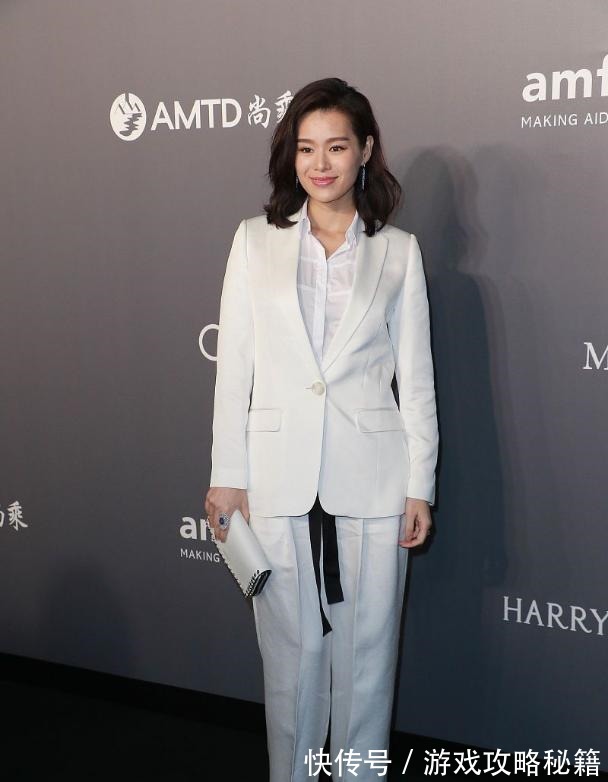 黑白 黑白双色才是冬季完美的流行色,简约又高级,太适合中年女性穿了!