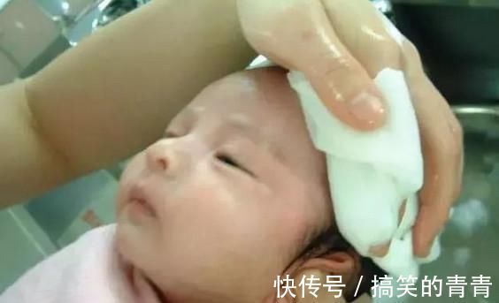 洗头|怎么给婴幼儿洗头 这样做正在伤害宝宝的头皮和耳朵!